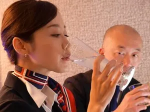 Cô gái mới với mái tóc dài và đôi môi đỏ cởi cúc áo ngủ, tạo dáng và dang rộng âm hộ, xoa bóp nó