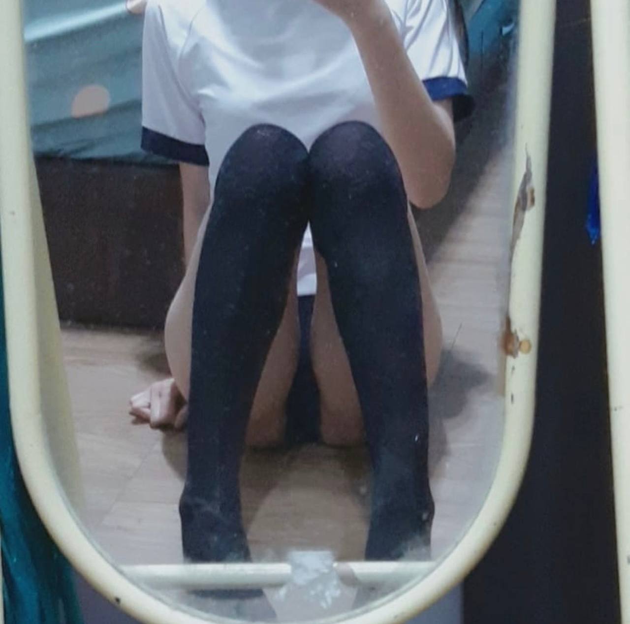 Cô gái tuổi teen gợi cảm khoe cơ thể săn chắc của mình với bạn trai và anh ta xuất tinh vào âm hộ của cô