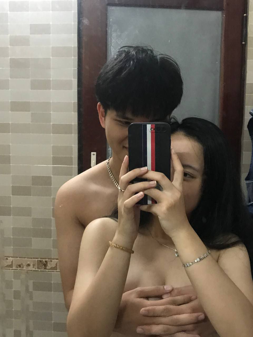 Em gái xinh mặt non liếm chim cực giỏi