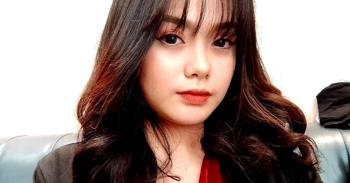 Phang lồn con dâu dễ thương bím hồng